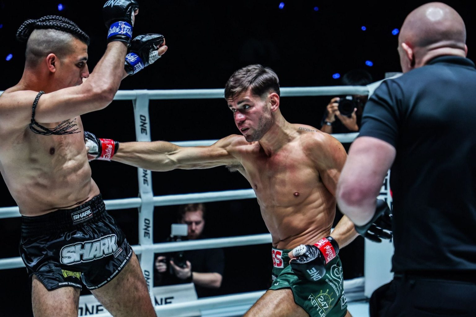 assistez au duel explosif entre sinsamut et jarvis lors de one fight night 41, un combat intense à ne pas manquer pour les fans de sports de combat.