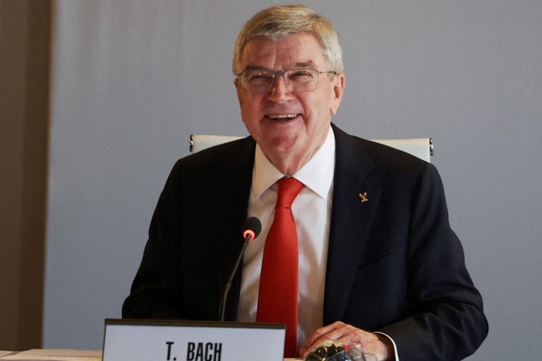 un homme d'affaires critique le boycott du baseball aux jeux olympiques, soulignant les enjeux économiques et sportifs liés à cette décision.