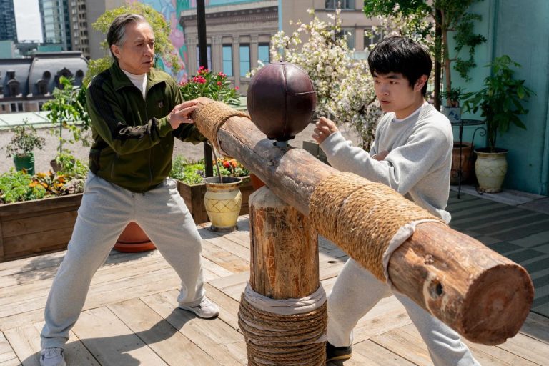 découvrez l'interview exclusive de jackie chan, star de karate kid legends, qui révèle pourquoi il ne se considère plus comme une star d'action.