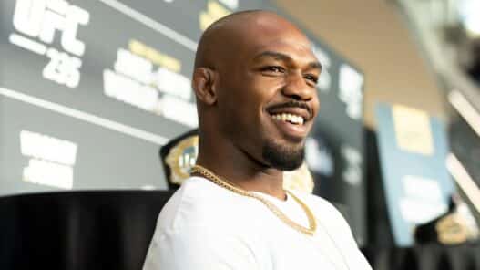 jon jones annonce son départ de l'ufc après une rencontre décisive à la maison-blanche, marquant un tournant majeur dans sa carrière sportive.