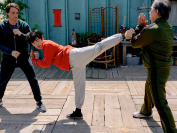 découvrez la bande-annonce officielle de karate kid avec jackie chan et ralph macchio, un film culte mêlant arts martiaux et émotions fortes.