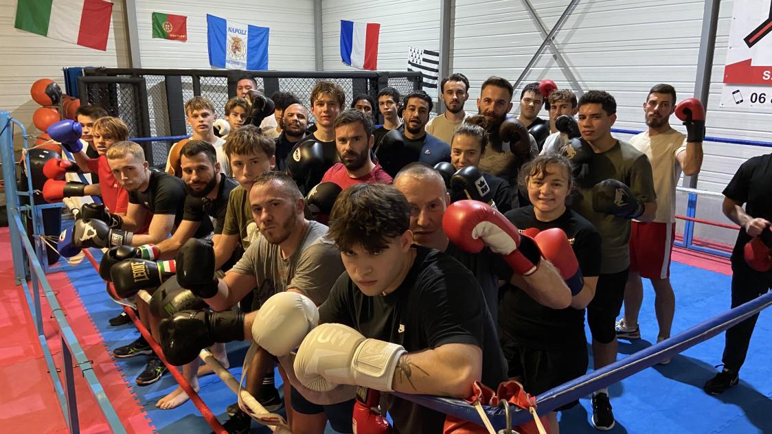 ne manquez pas le grand événement de boxe en ville, une soirée exceptionnelle de combats palpitants avec les meilleurs boxeurs. réservez vos places maintenant pour vivre toute l'émotion en direct !